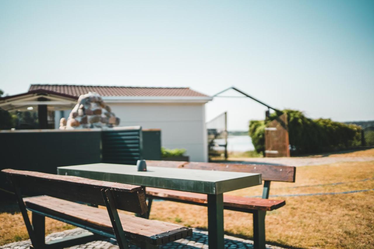 Black Tiger Seaside - Ferienwohnungen Direkt Am See Garden Exterior foto