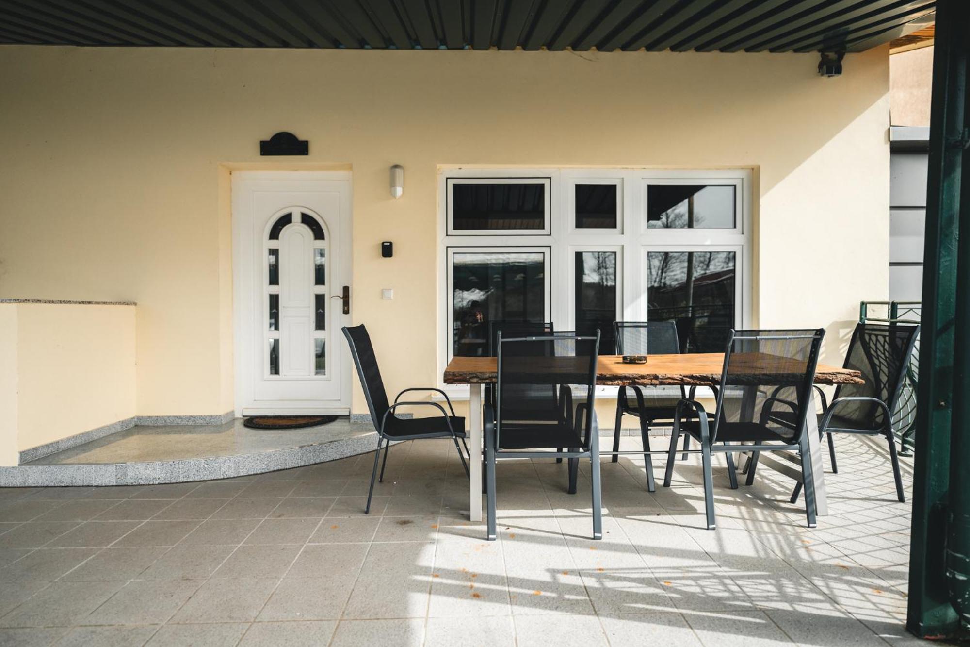 Black Tiger Seaside - Ferienwohnungen Direkt Am See Garden Exterior foto