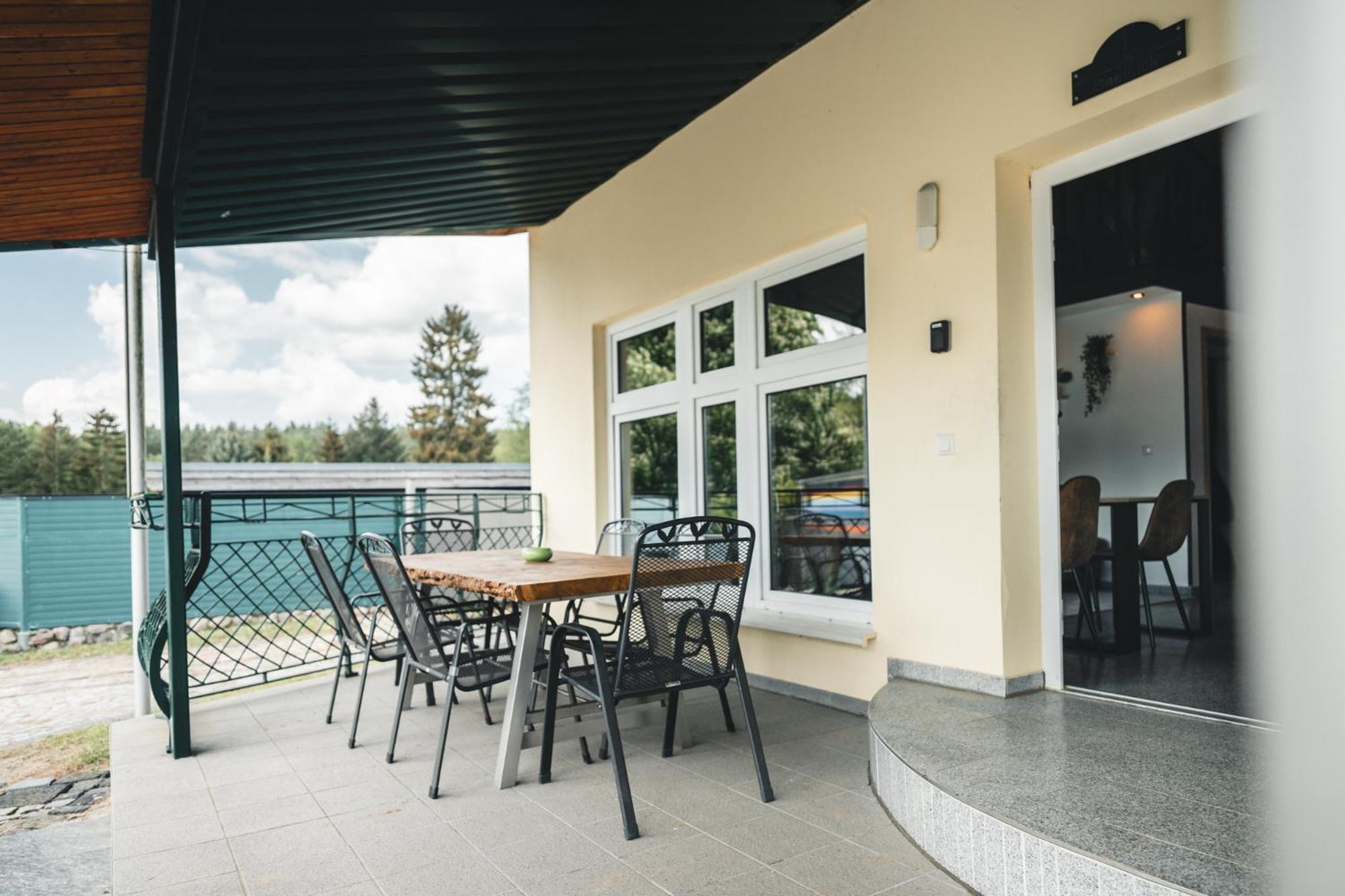 Black Tiger Seaside - Ferienwohnungen Direkt Am See Garden Exterior foto
